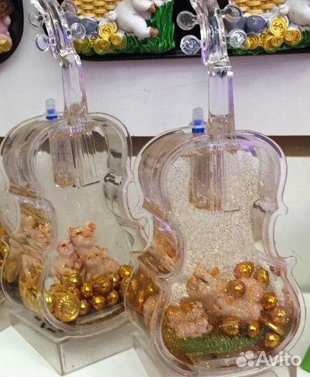 Сувенир Скрипка со снегом и Свинкой