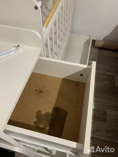 Детская кроватка с маятником