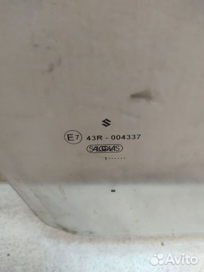 Стекло двери переднее правое Suzuki Swift