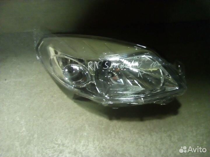 Рено Сандеро Правая фара