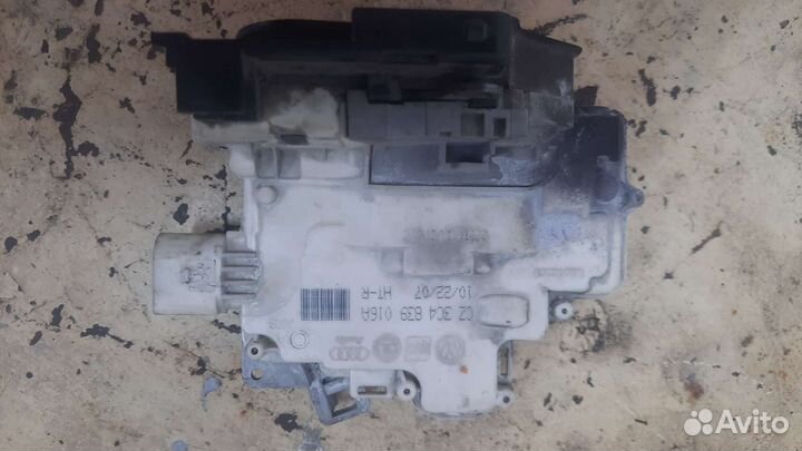 Замок задней правой двери passat b6