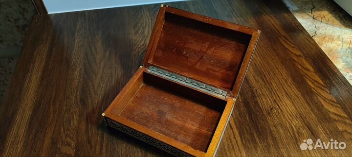 Шкатулка достаточно старая, сделана добротно