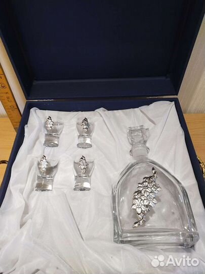 Графин с рюмками