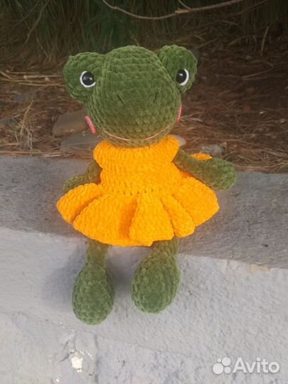 Лягушка плюшевая вязаная