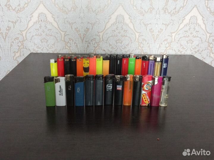 Коллекция из 30 зажигалок