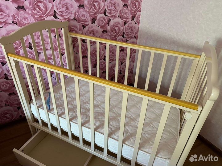 Детская кроватка с маятником и ящиком