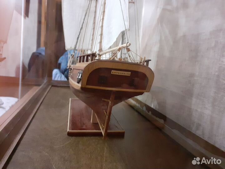 Классическая модель корабля enterprise в футляре