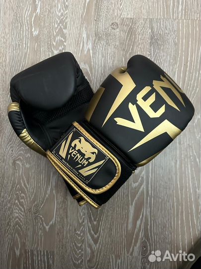 Боксерские перчатки venum