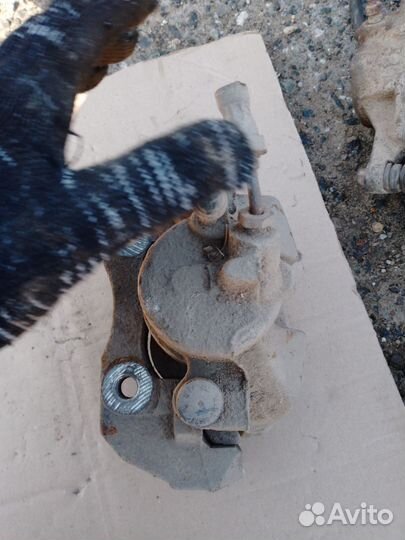 Суппорт передний левый Lancer Cedia