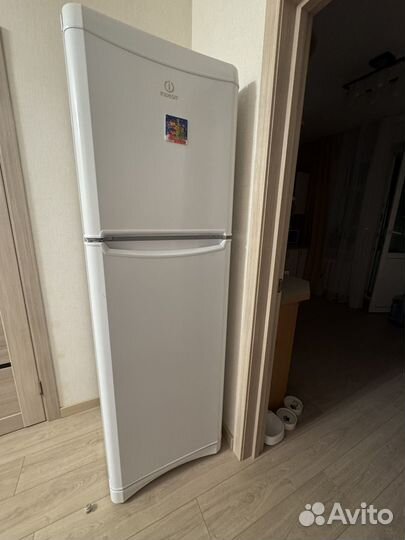 Холодильник Indesit