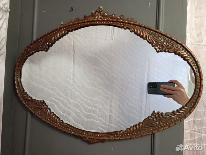 Зеркало в металлической раме советских времен