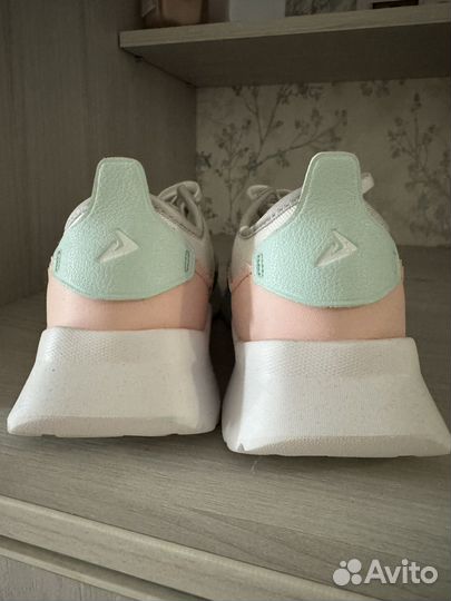 Кроссовки женские