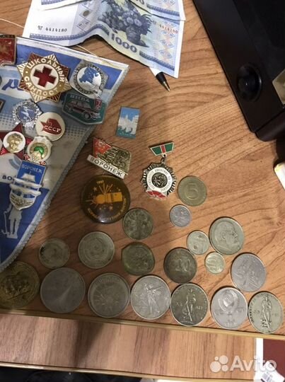 Коллекция монет, купюр, значков