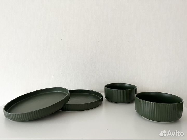 Набор посуды: тарелки и салатники