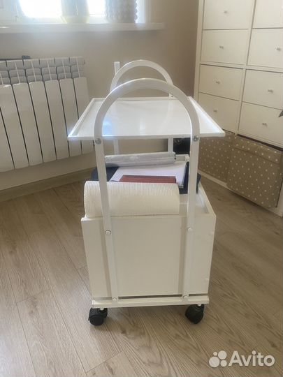 Медицинская тележка на колесиках