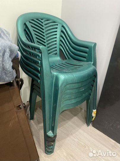 Пластиковые стулья