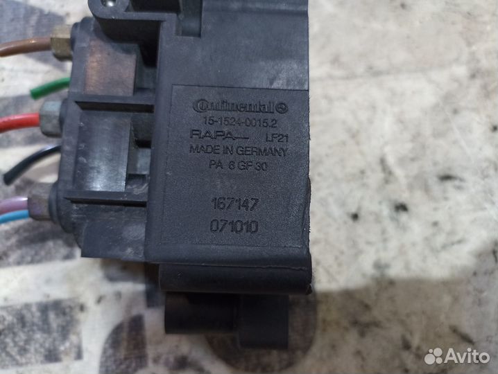 Блок клапанов пневмоподвески Audi A8 D3