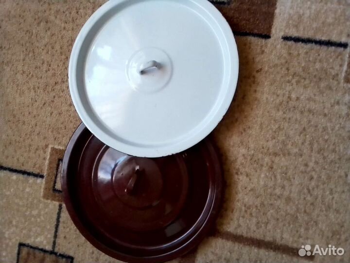 Эмалированное ведро с крышкой