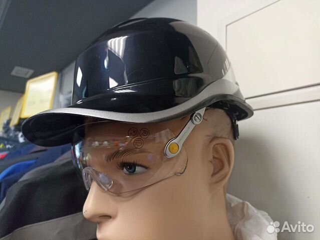 Каска с очками