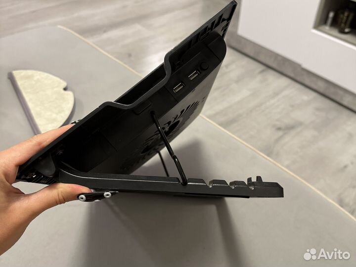 Подставка с охлаждением