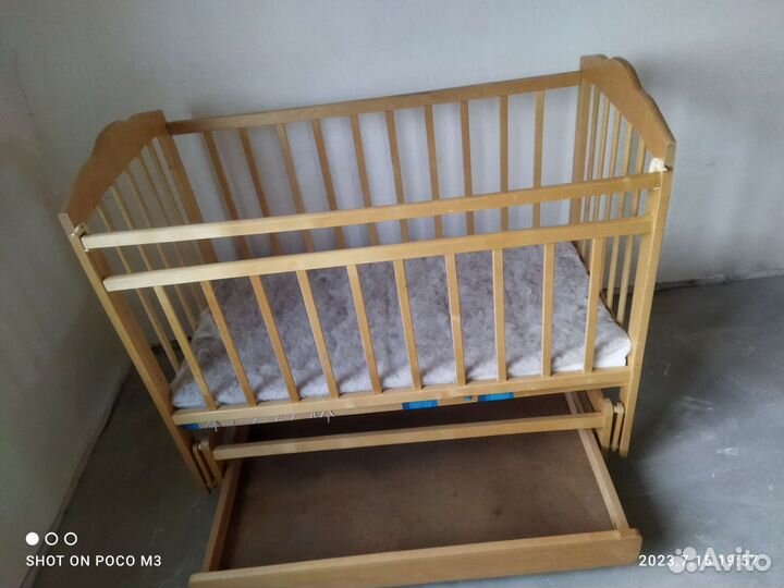 Детская кроватка с маятником и ящиком