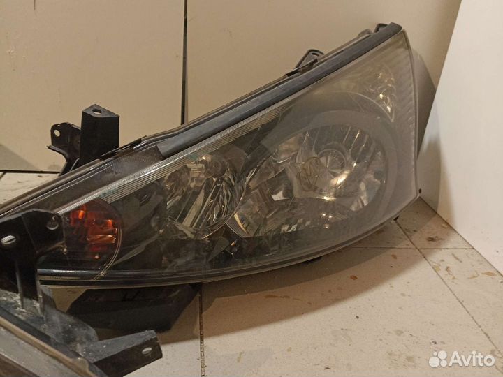 Фара ксенон Mitsubishi Grandis NA4W