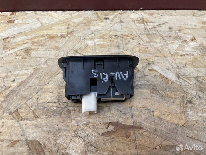 Кнопка стеклоподъемника Toyota Auris