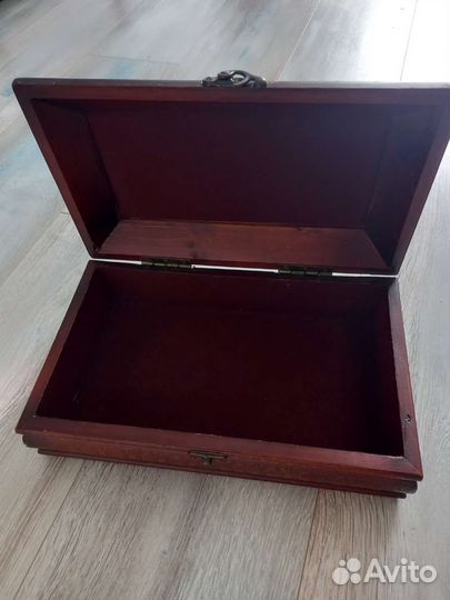 Деревянная шкатулка