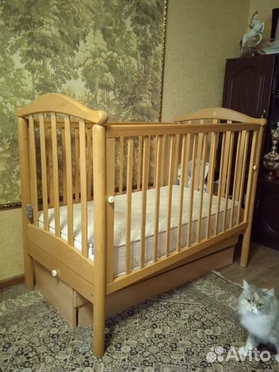 Детская кроватка с маятником