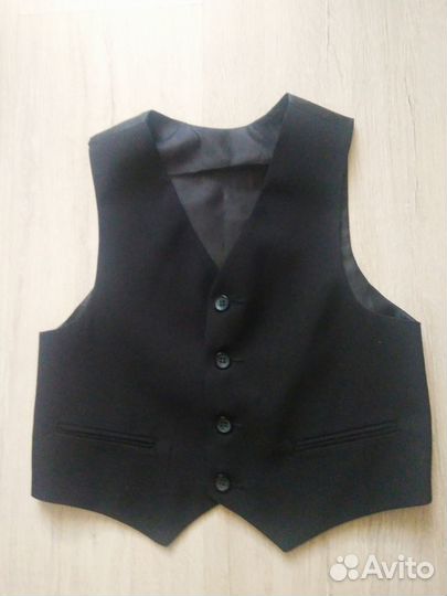 Новый жилет на мальчика, размер 32