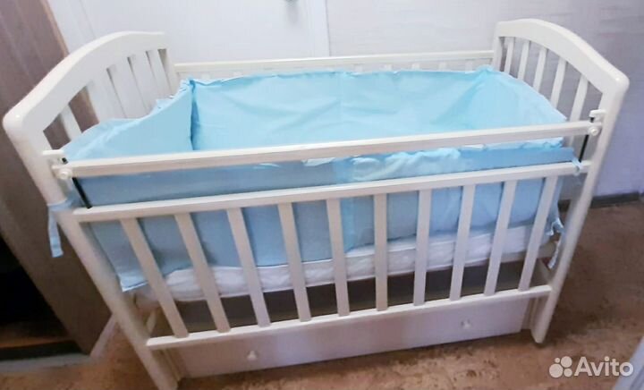 Детская кровать с матрасом, бортиками и ящиком