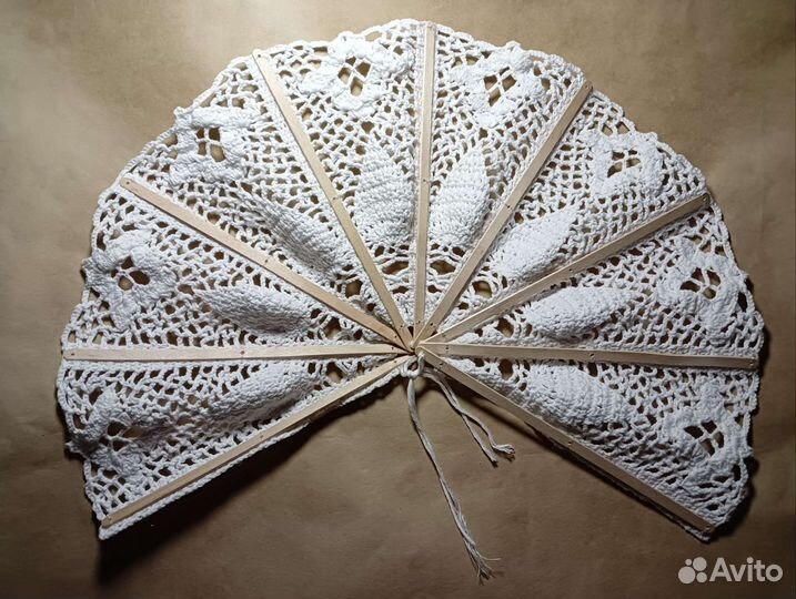 Вязаный веер ручной работы