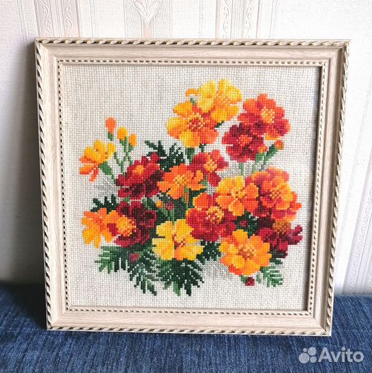 Готовая вышивка крестом в раме со стеклом