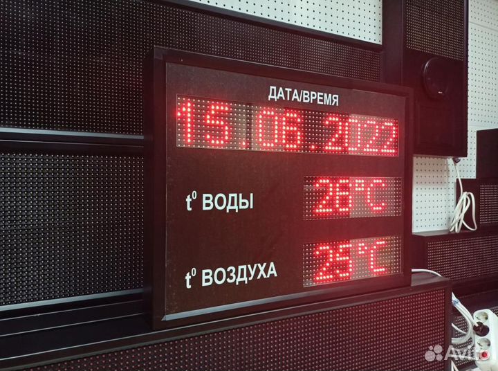 Табло с температурой воды и воздуха, время, дата