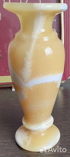 Ваза из натурального камня оникс