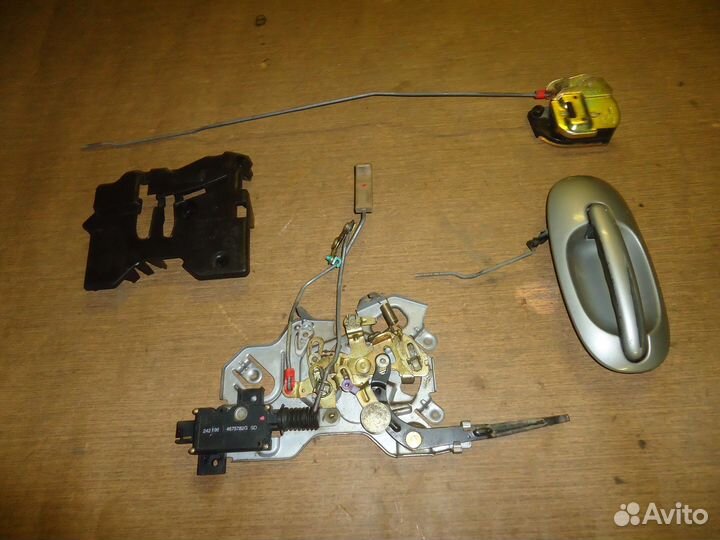 Привод правый Chrysler Voyager 3 (96-01 МКПП 2.4)