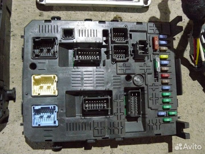 Блок предохранителей Citroen C4