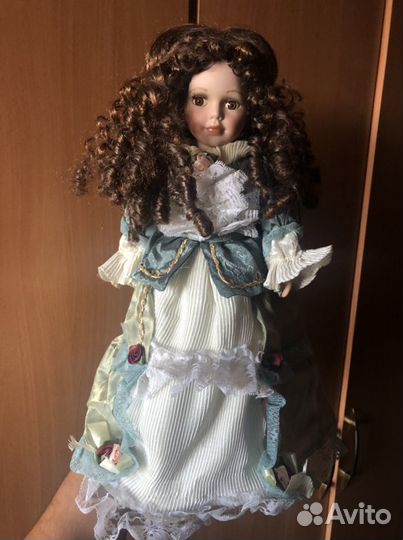 Кукла фарфоровая
