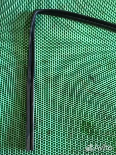 Уплотнительная резинка задняя левая Opel Astra H