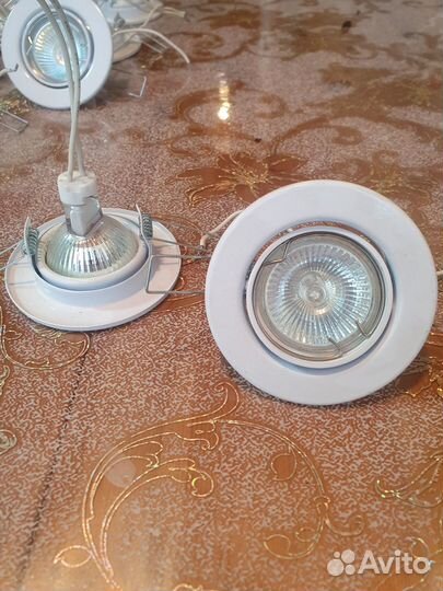 Точечные встраиваемые светильники новые с лампами