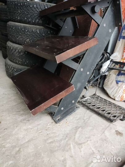 Лестница на металлических косоурах