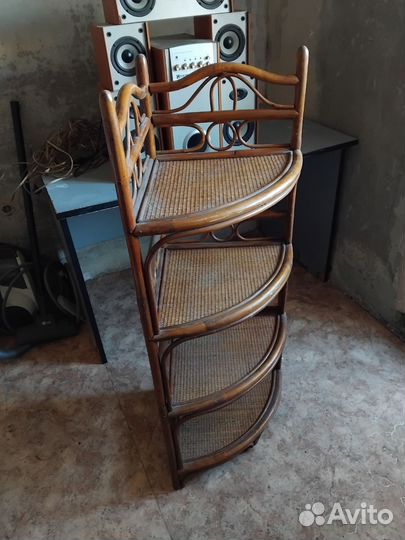 Этажерка из ротанга