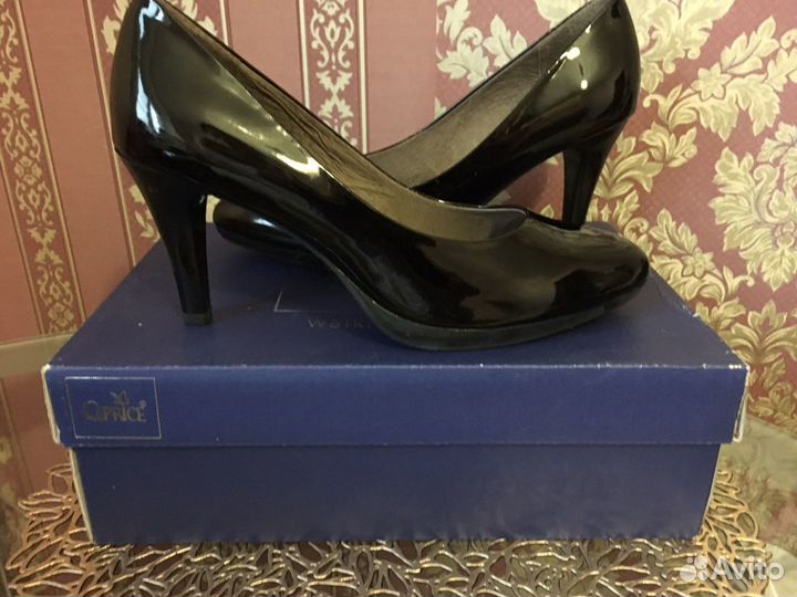 Новые лаковые кожаные туфли лодочки 39 размер