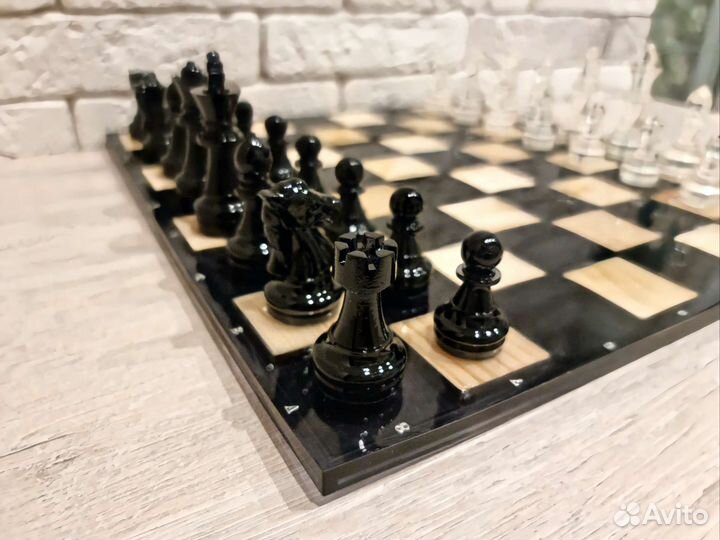 Шахматы ручной работы из смолы и дерева