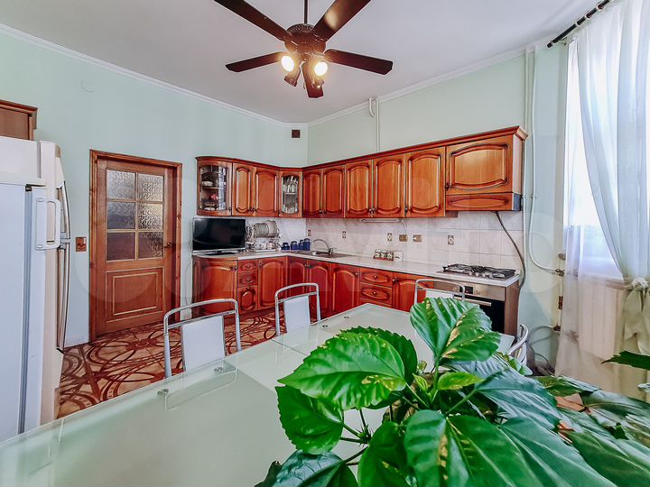 4-к. квартира, 158 м², 1/3 эт.