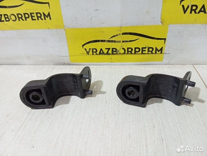 Кронштейн (сопут. товар) задний правый Renault