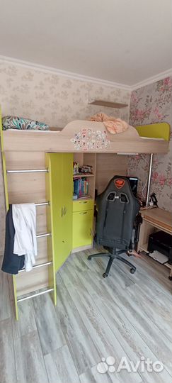 Детская кровать чердак со столом и шкафом