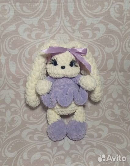 Вязаная плюшевая игрушка - зайка