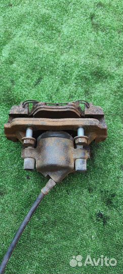 Передний правый суппорт Jaguar XJ X300