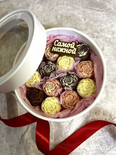 Шоколадные цветы и финики